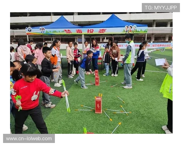 暂停期间趣味游戏,小球迷命中半场投篮 暂停期间趣味游戏,小球迷命中半场投篮